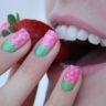 Маникюр для лета с клубничным рисунком на ногтях